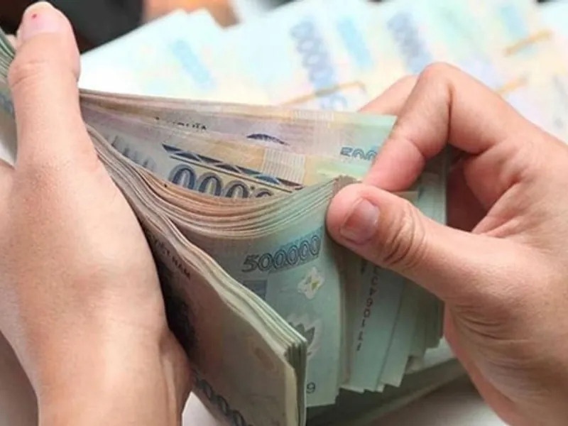 Biểu tượng bảo mật với khiên và khóa, cùng với hình ảnh đội ngũ hỗ trợ khách hàng đang làm việc, thể hiện cam kết an toàn và hỗ trợ 24/7 của Banca28.