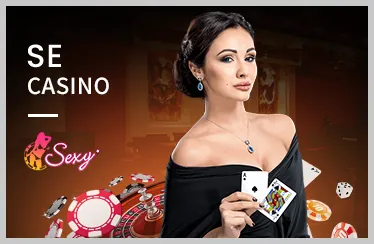 Bàn Poker với chip và bài